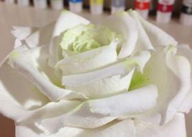 DIY svetlá kytica zo studeného porcelánu
